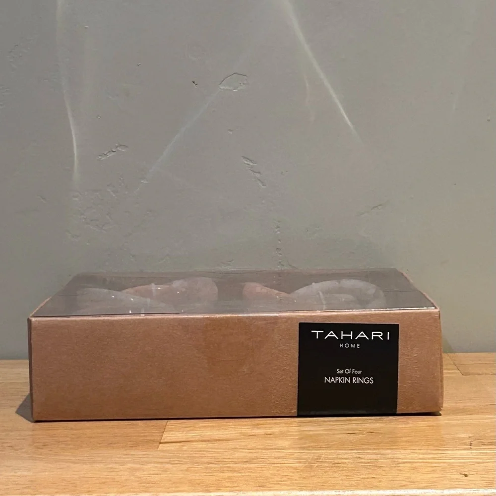 TAHARI Home Box Set of 4 White & Peach Interlocking Circular Napkin Rings